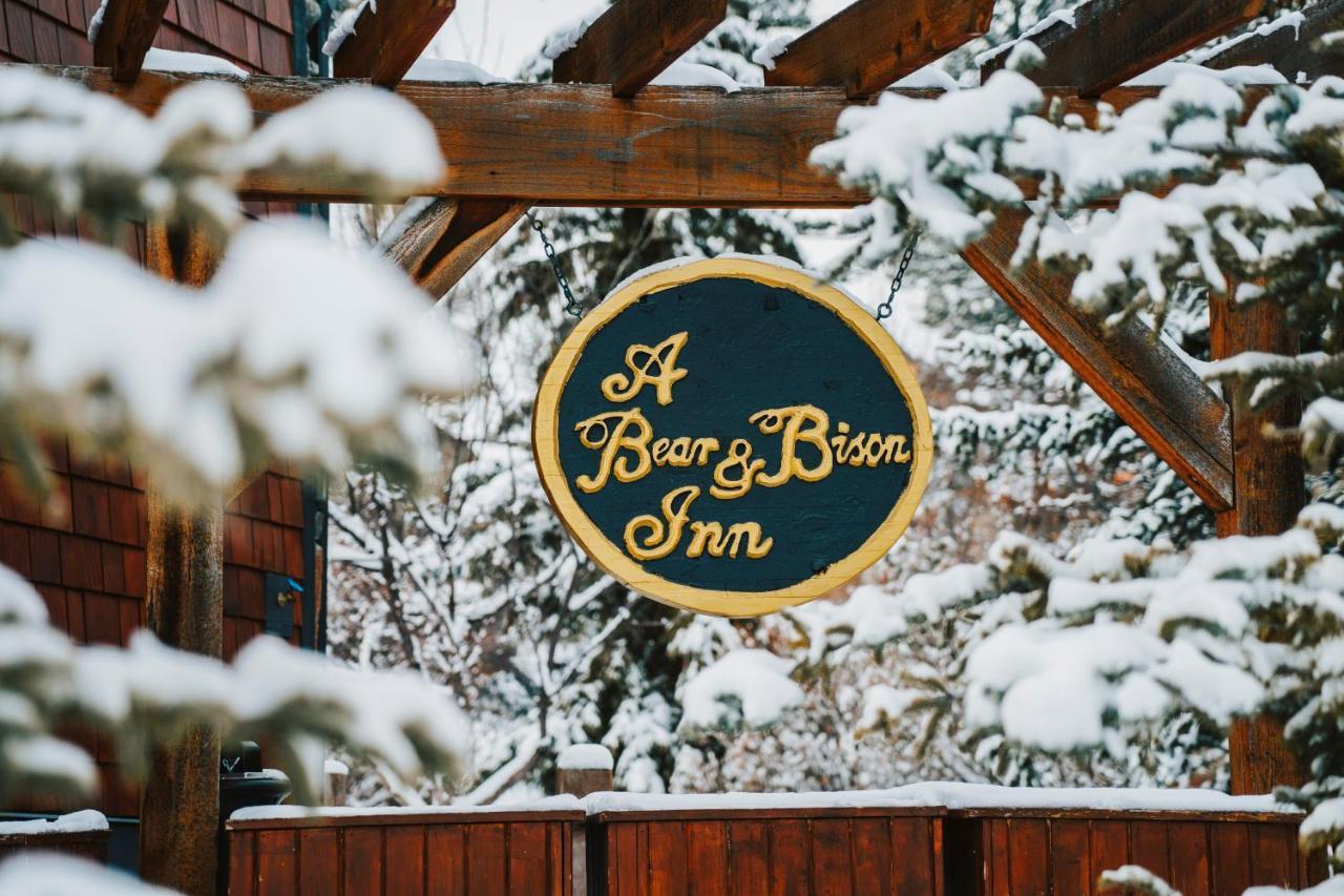 A Bear And Bison Country Inn Canmore Esterno foto