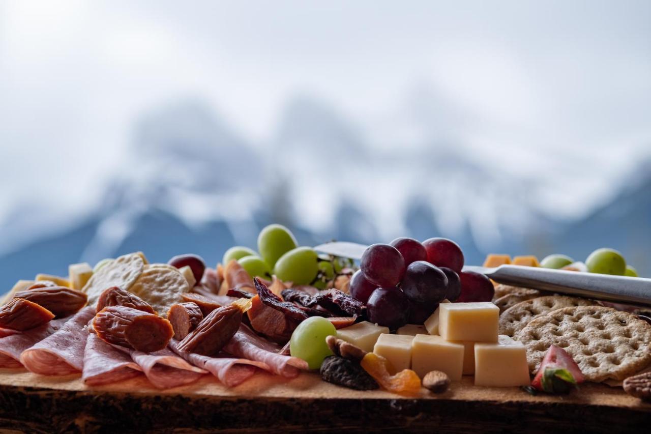 A Bear And Bison Country Inn Canmore Esterno foto