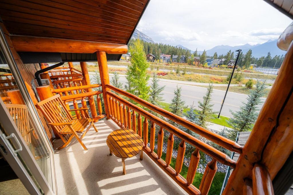 A Bear And Bison Country Inn Canmore Esterno foto