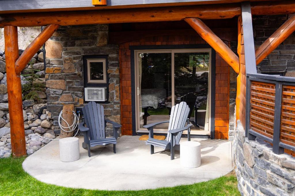 A Bear And Bison Country Inn Canmore Esterno foto