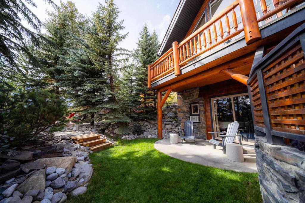 A Bear And Bison Country Inn Canmore Esterno foto