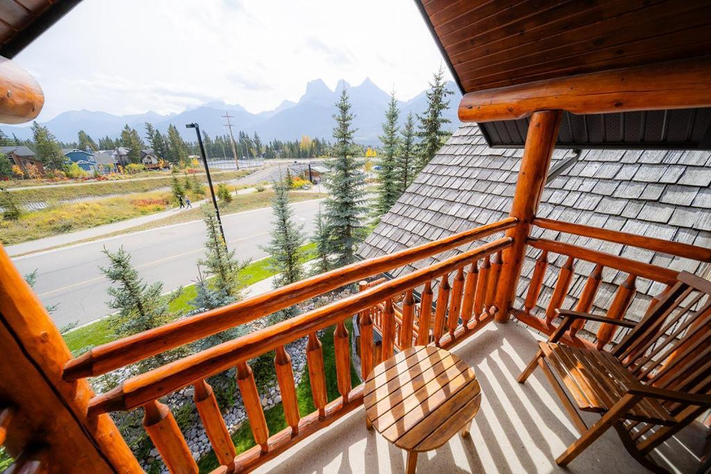 A Bear And Bison Country Inn Canmore Esterno foto