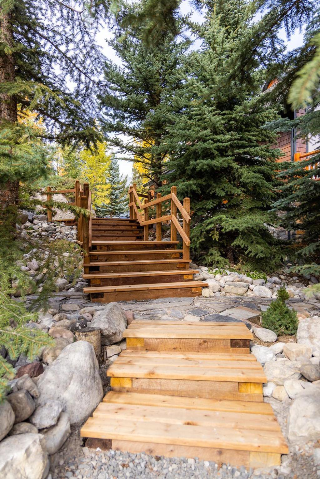 A Bear And Bison Country Inn Canmore Esterno foto