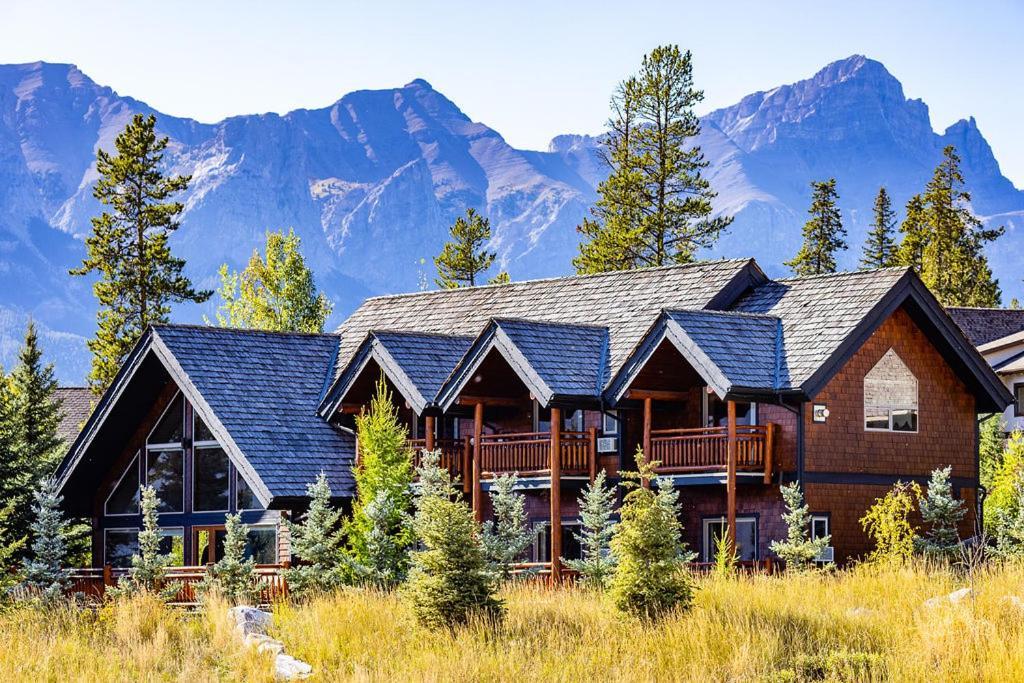 A Bear And Bison Country Inn Canmore Esterno foto