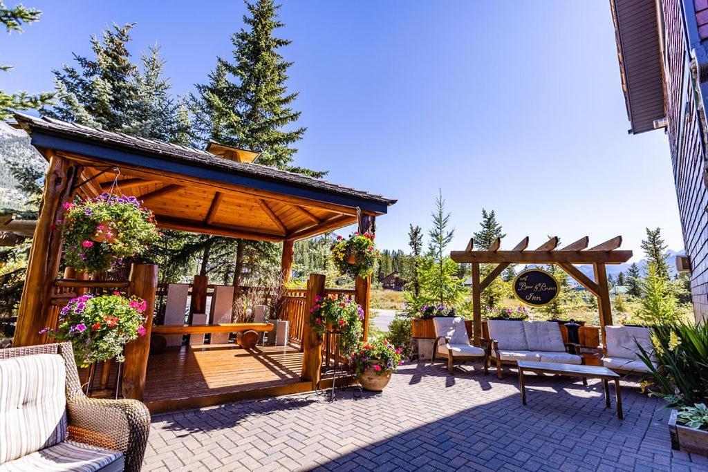 A Bear And Bison Country Inn Canmore Esterno foto