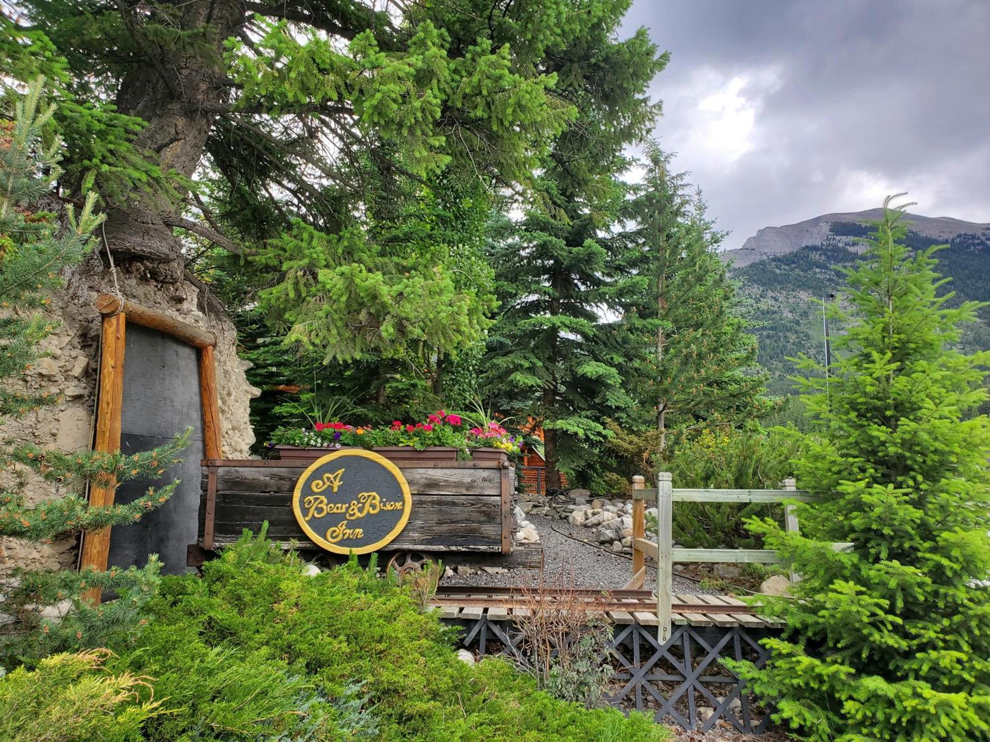 A Bear And Bison Country Inn Canmore Esterno foto