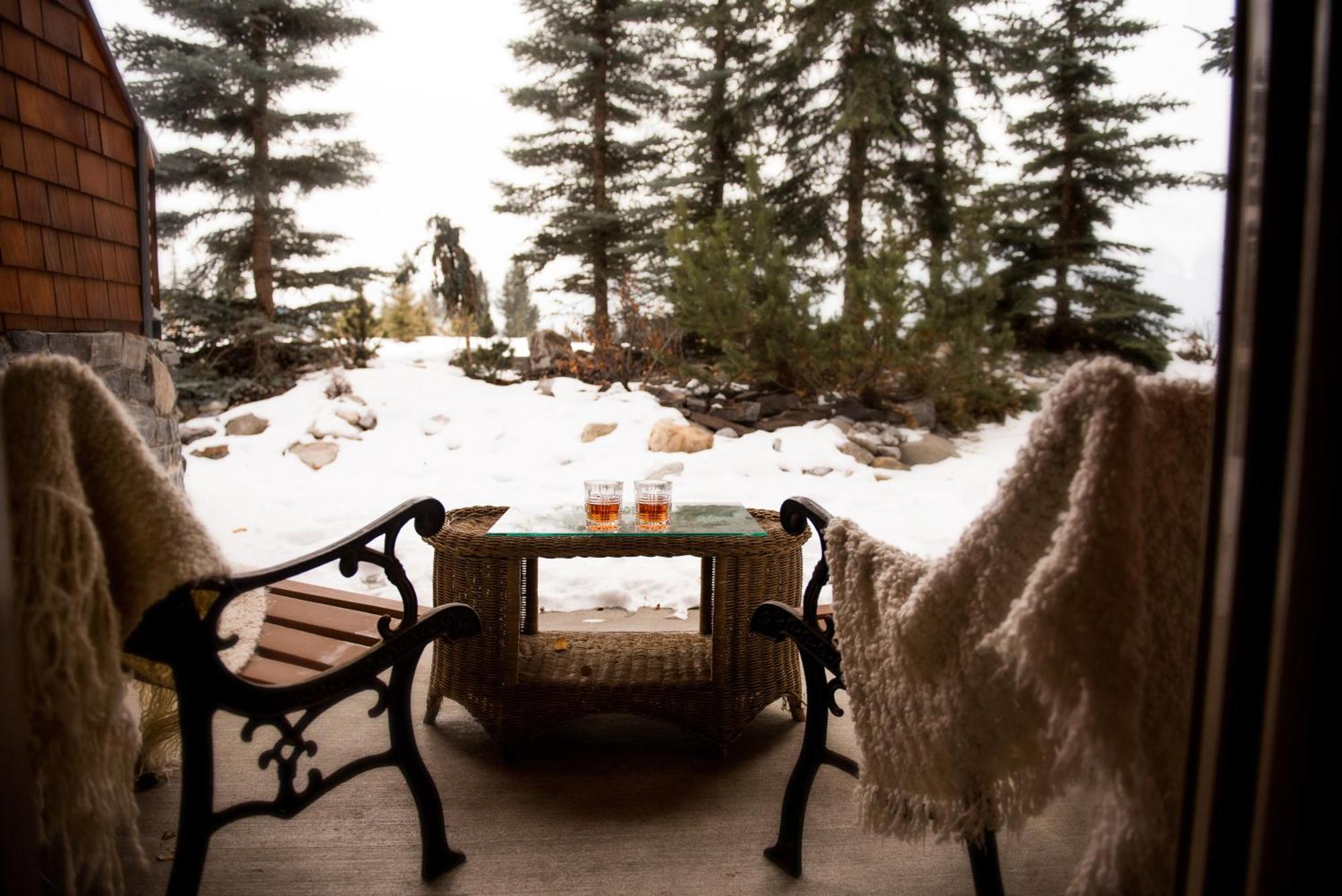 A Bear And Bison Country Inn Canmore Esterno foto