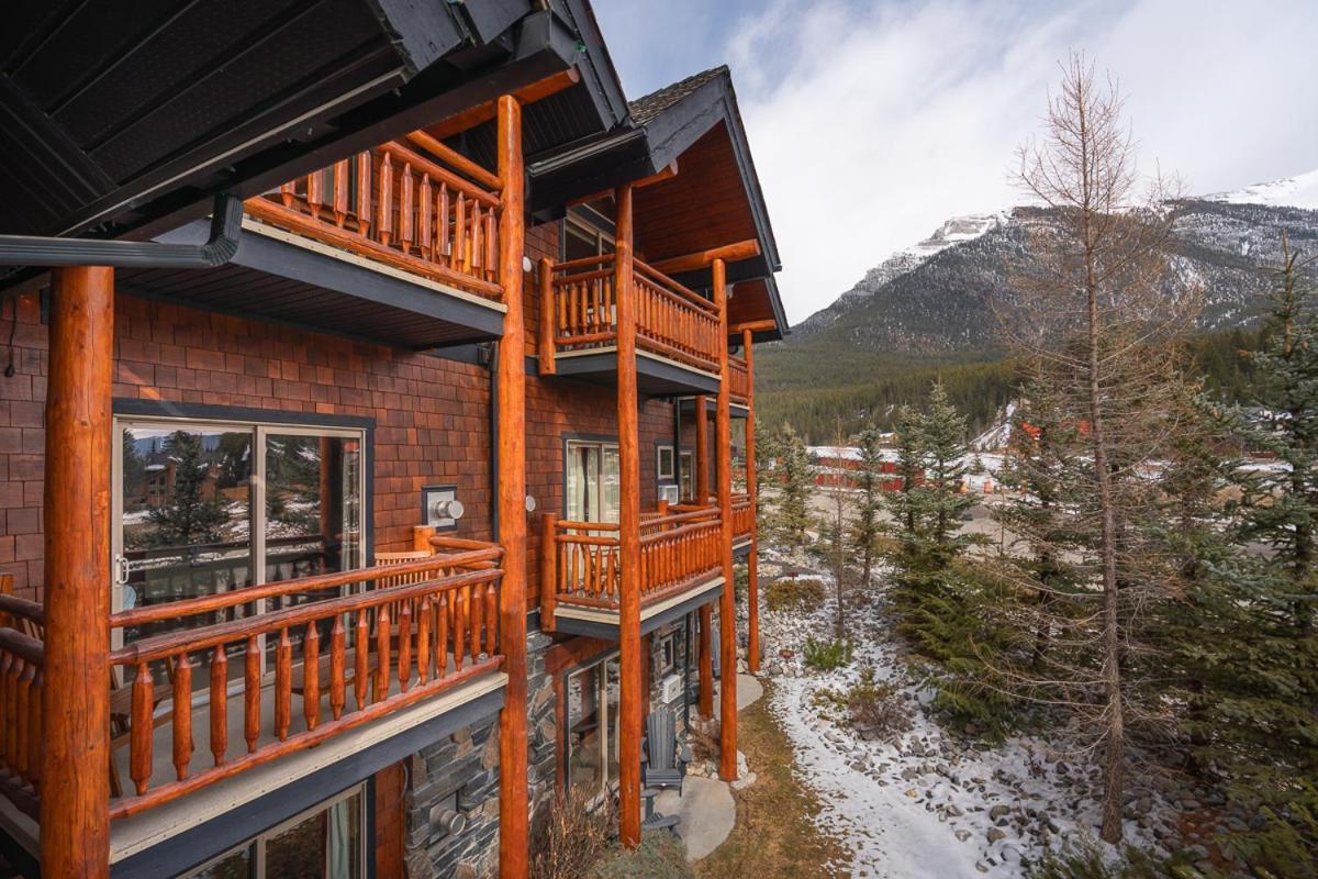 A Bear And Bison Country Inn Canmore Esterno foto
