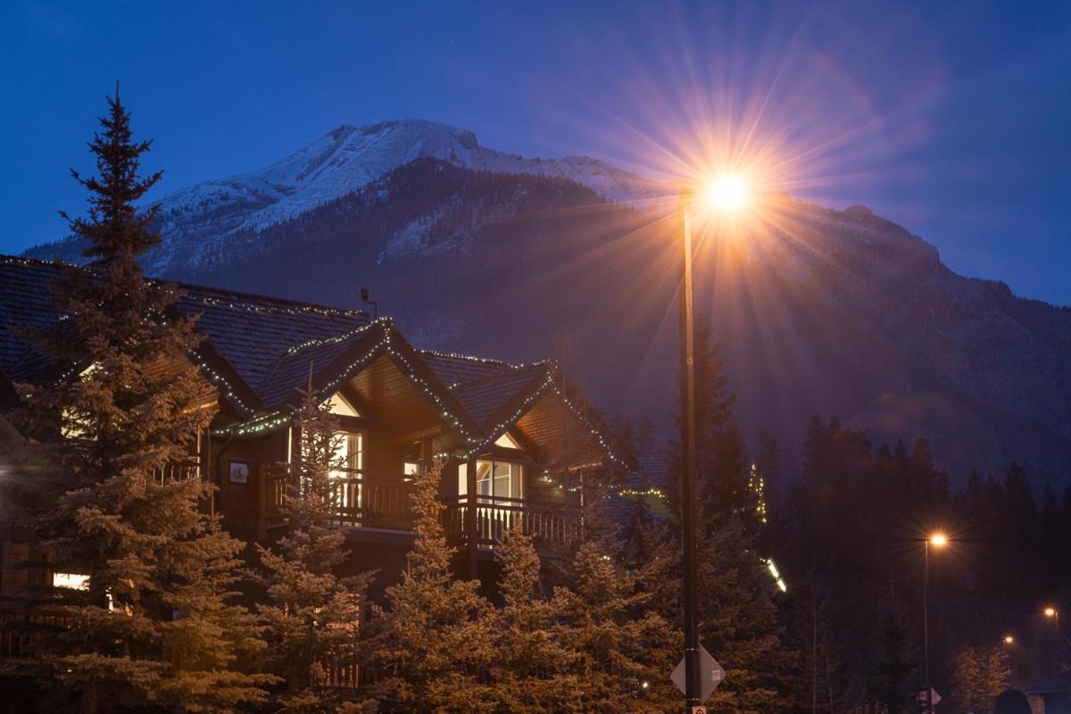 A Bear And Bison Country Inn Canmore Esterno foto