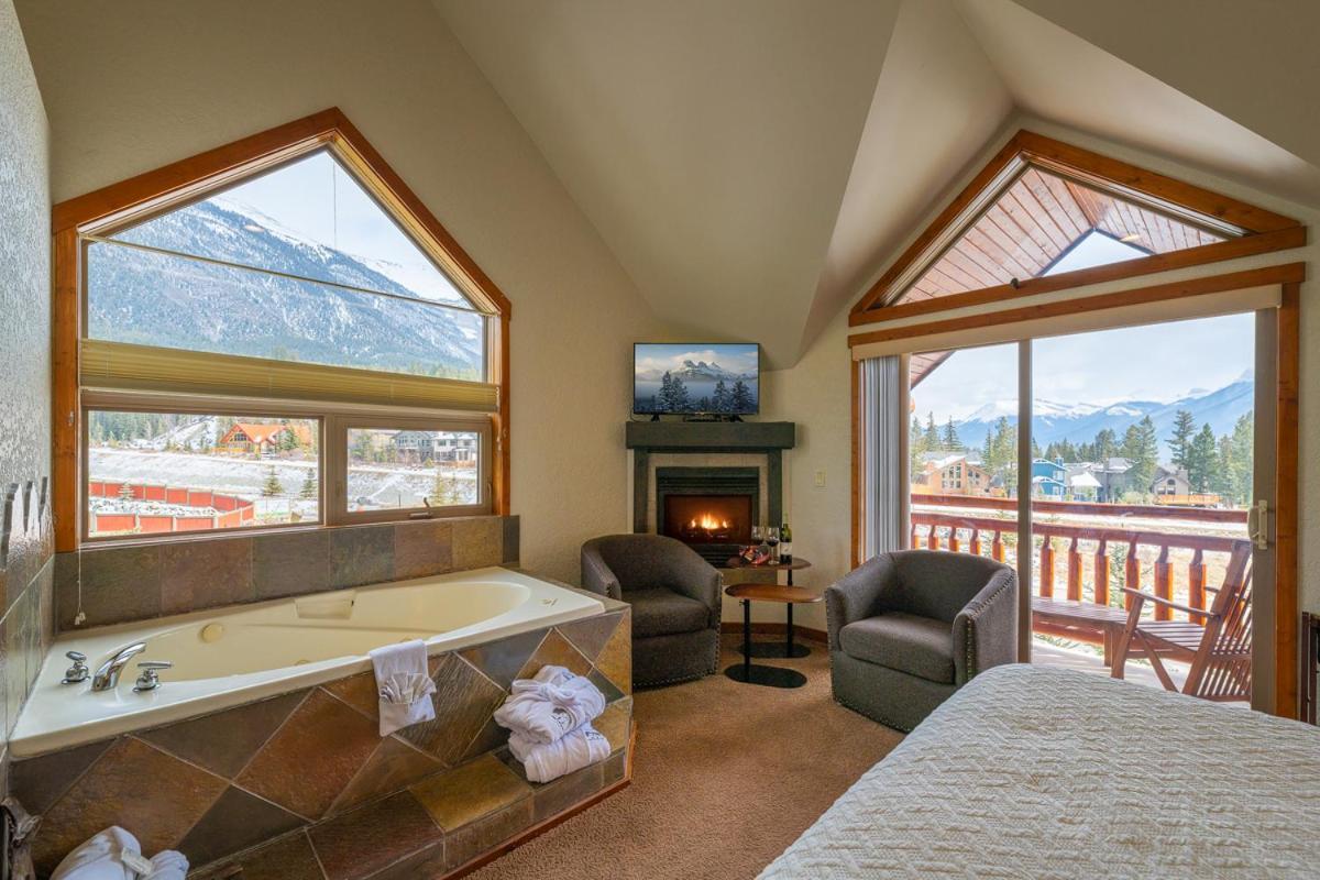 A Bear And Bison Country Inn Canmore Esterno foto