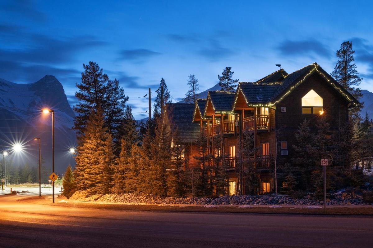 A Bear And Bison Country Inn Canmore Esterno foto