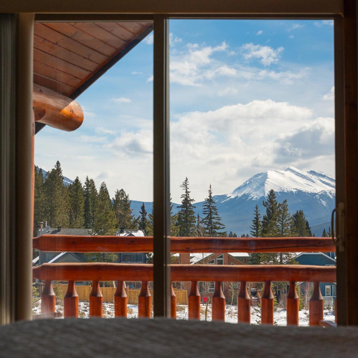 A Bear And Bison Country Inn Canmore Esterno foto