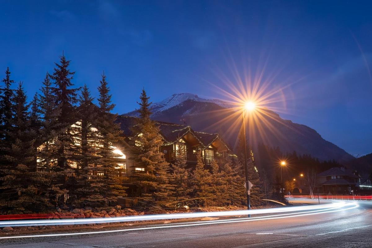 A Bear And Bison Country Inn Canmore Esterno foto