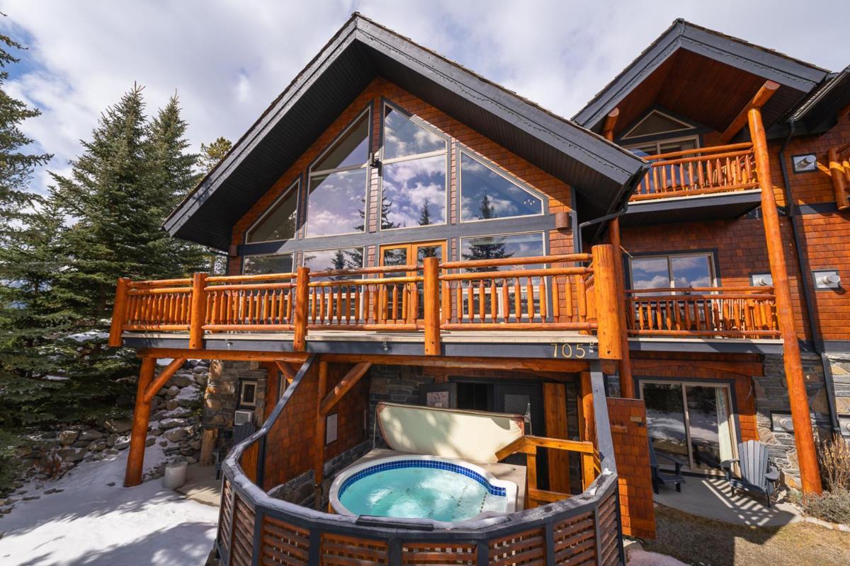 A Bear And Bison Country Inn Canmore Esterno foto