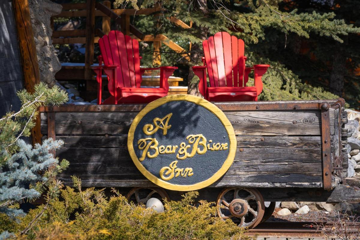 A Bear And Bison Country Inn Canmore Esterno foto