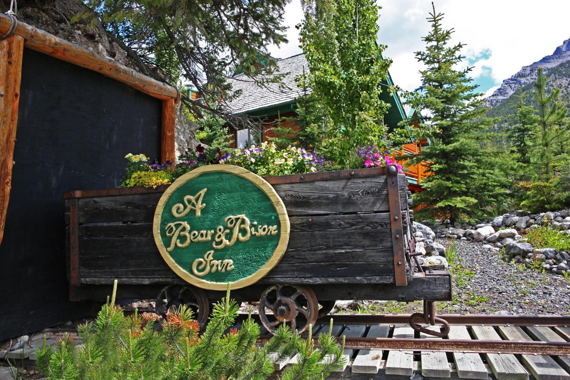 A Bear And Bison Country Inn Canmore Esterno foto